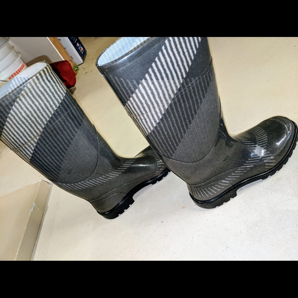 Vintage Burberry rainboots with original box.